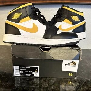Air Jordan Mid’s Women Sz 8 Black & Yellow. Only worn once, great cond with box